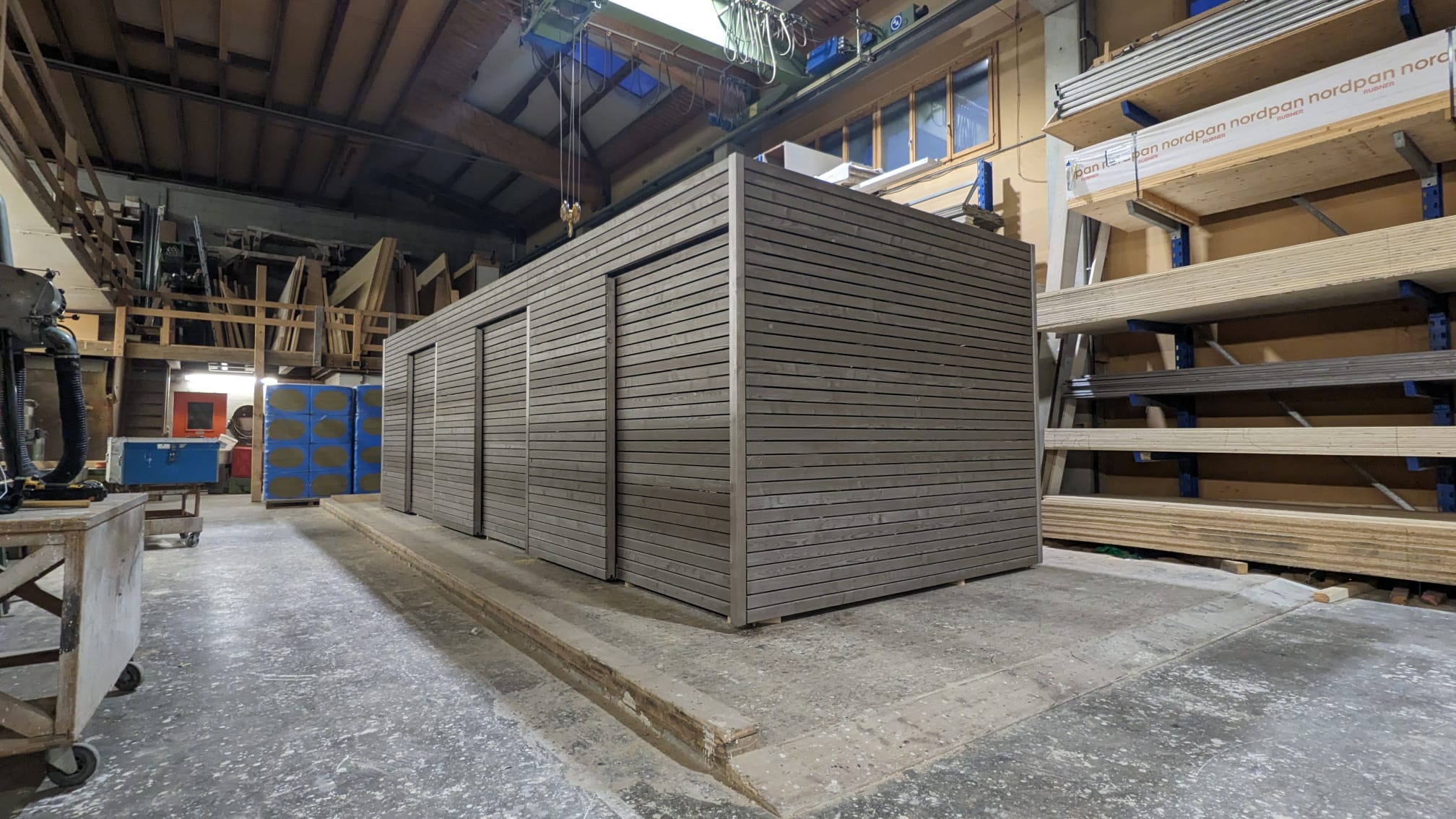 Geschlossener Velounterstand in Holz Farbe Perlmut 20