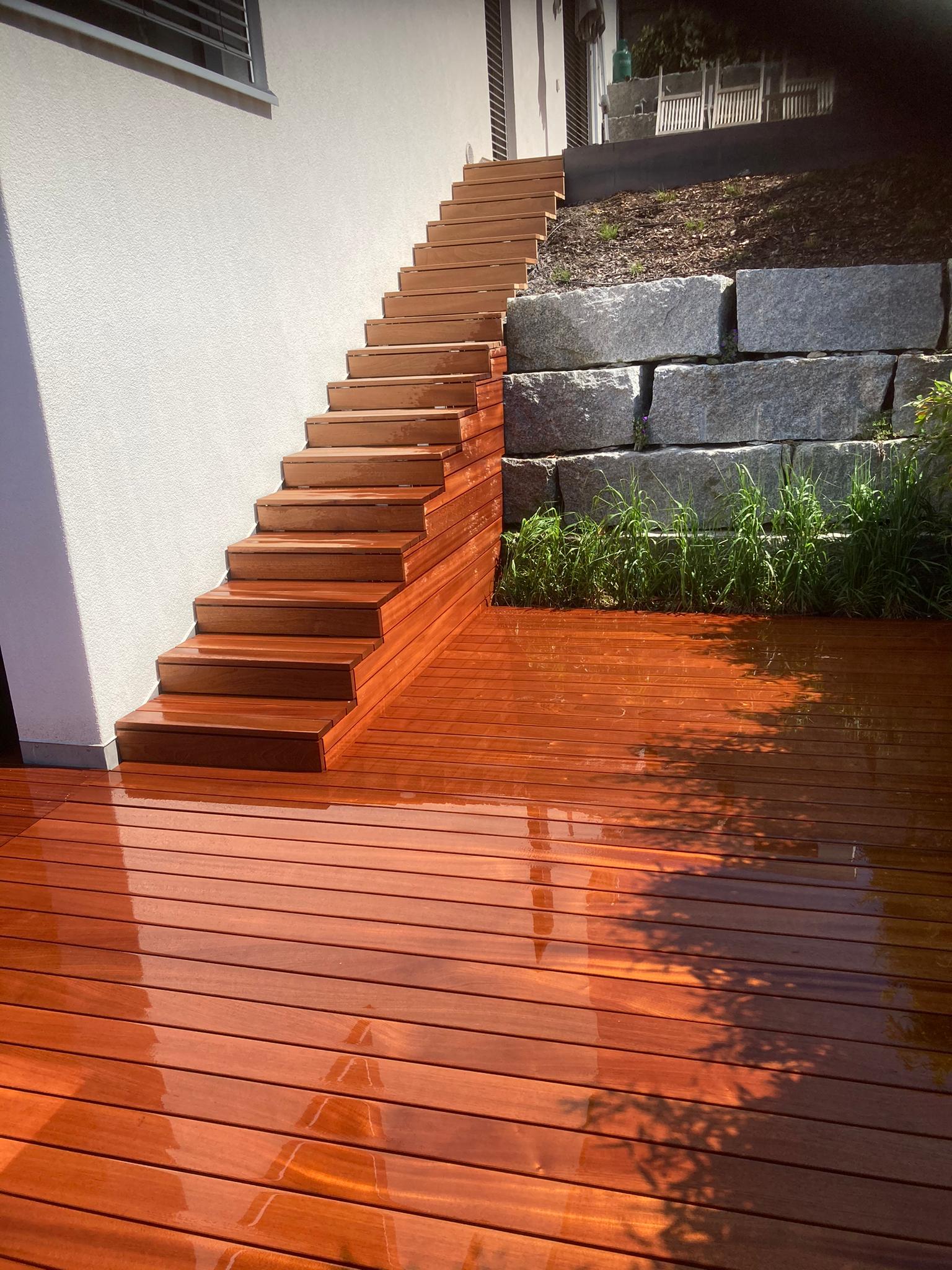 Terrassenrost mit Treppe gereinigt